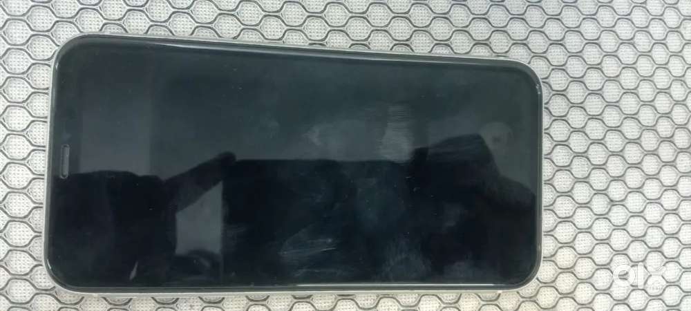 IPhone 11 64 gb battery health 75 percent in good condition single han