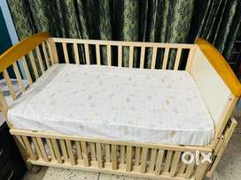 Baby Crib with mattress and 2 bedsheets
