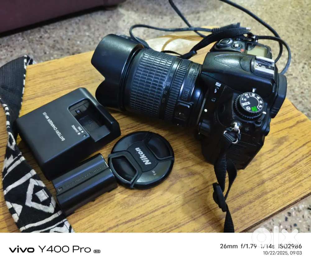 Nikon camera d7000 lens 18/105 charger battery