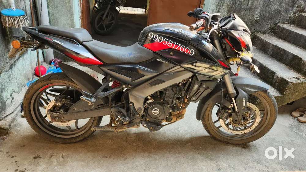 NS 200 tyre need to change back wala, saara paper ha