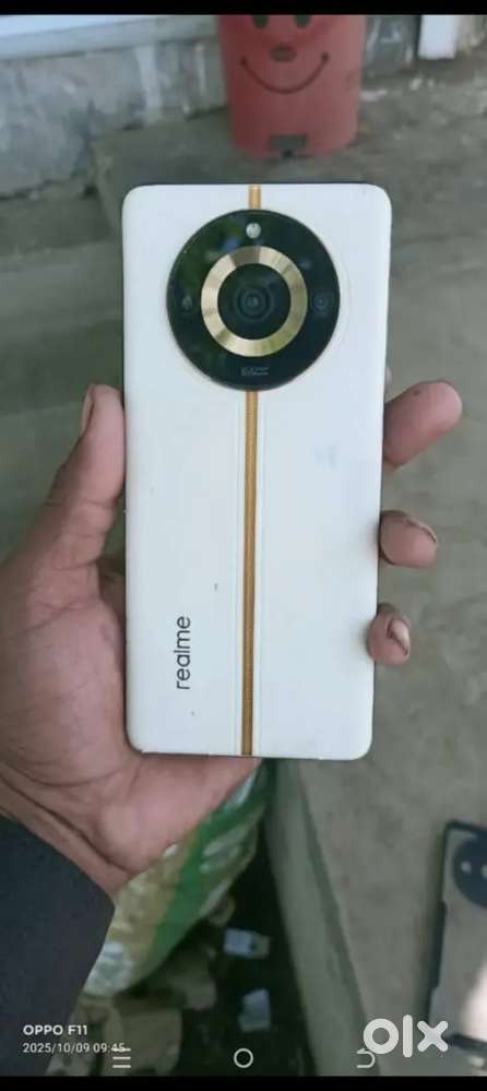 Display par white line hai aur 2 black dot bil box nahi  no timepass