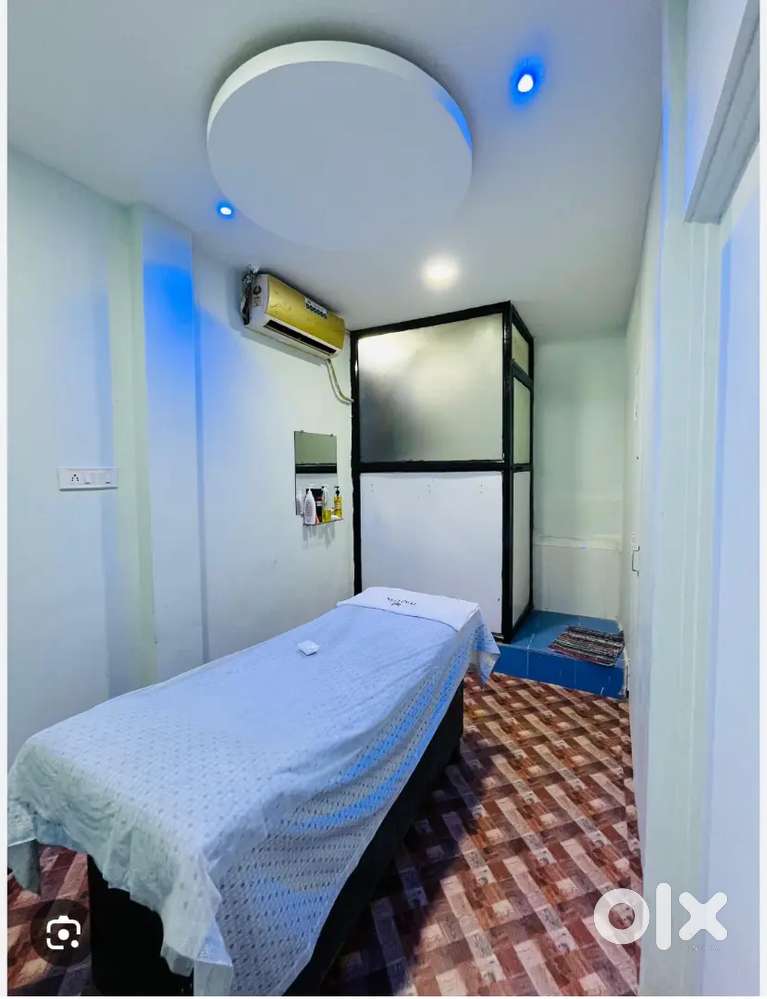 Mere ko nagpur me spa centre me kaam krne ko girls and married require