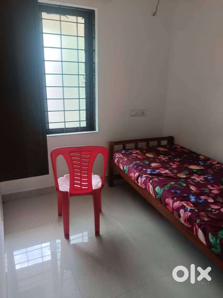 Single room 2nd flr nr Vyttila bypass for 01 Employed Male bachelor