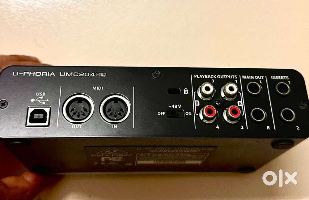 Behringer UMC204HD & AKG Microphone