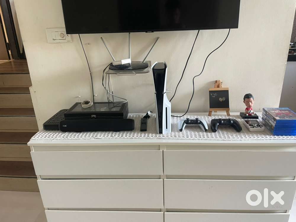 Brand new ps5 with 2 controlers and 7 games