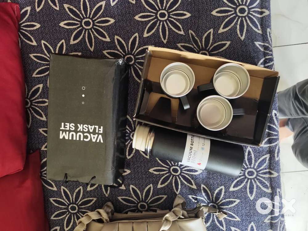 Flasks 4-5 hours 500ml new with 3 cups in low price whole sale limited