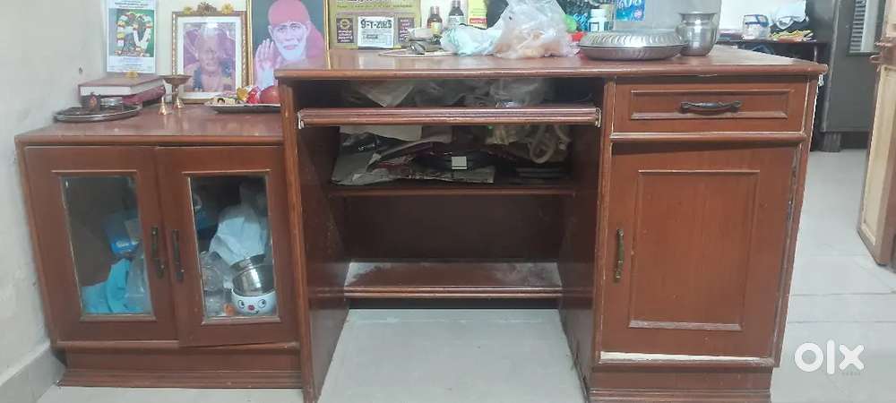 Computer table with showcase