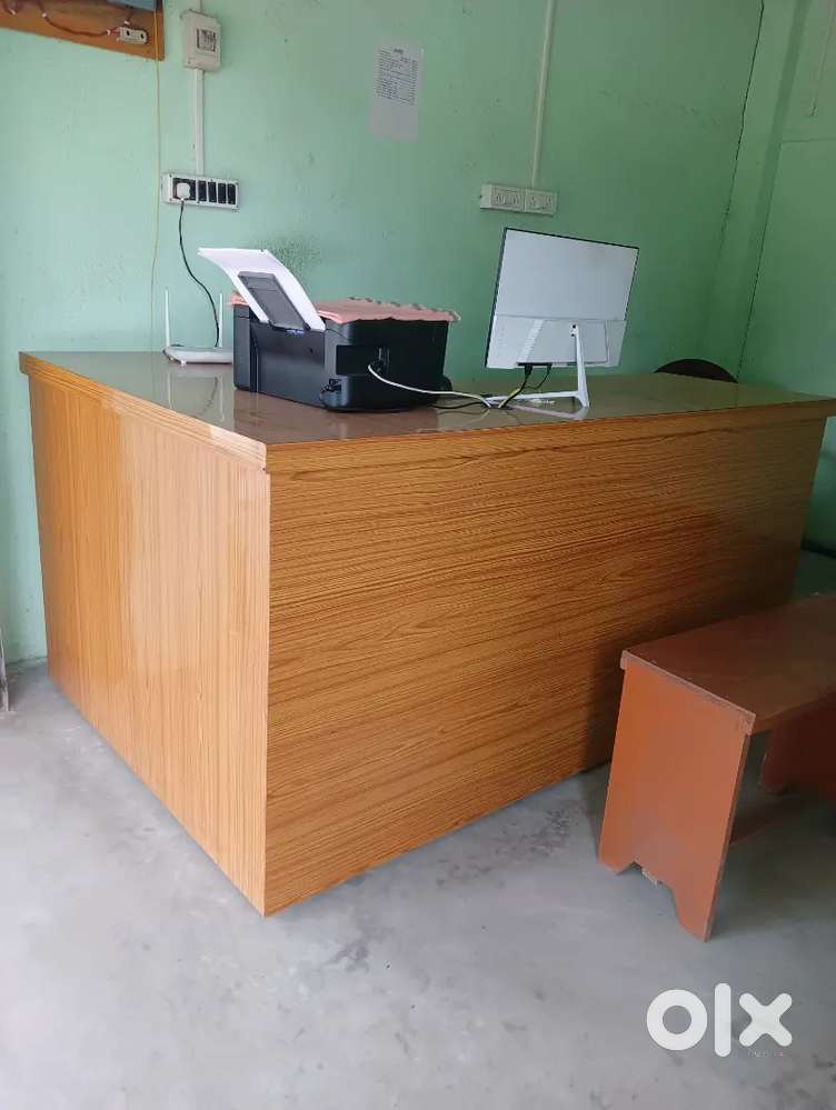 L-shaped counter table