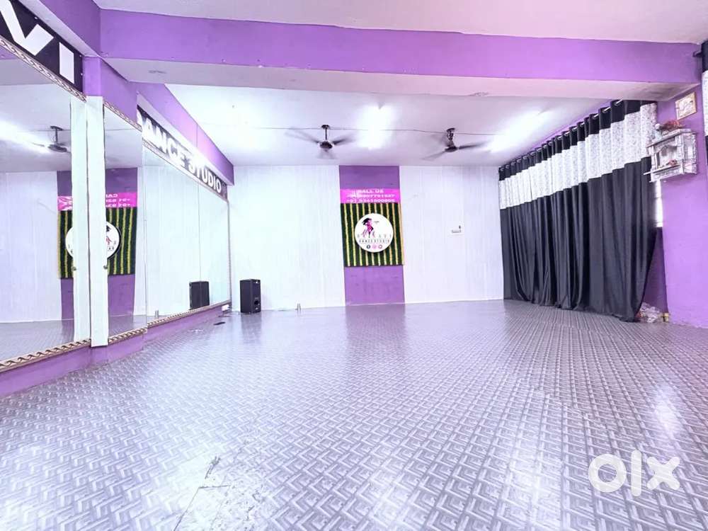 1 hall 500 carpet area owner free