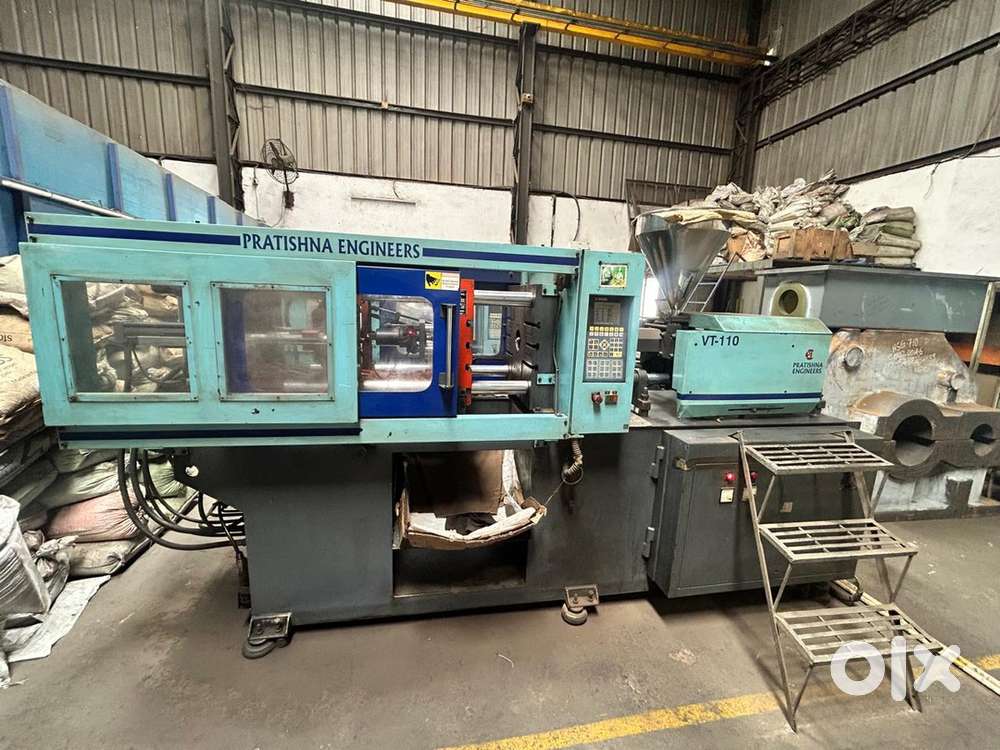 Plastic molding machine