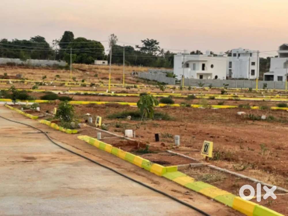 Hcl it city se 2 KM ke duri pr plot lee