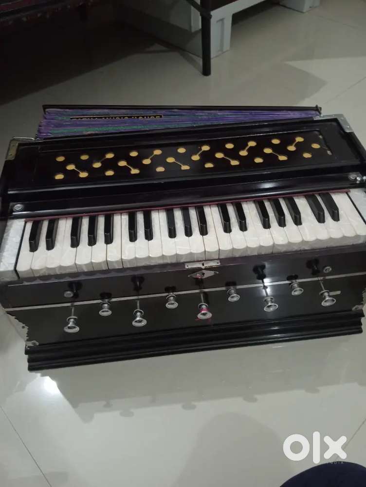 Harmonium with cover