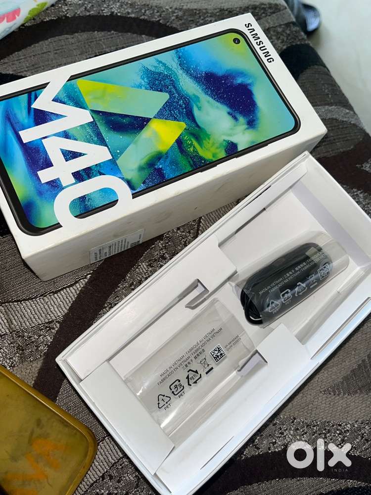 Samsung M40, with charging wire, cover and box