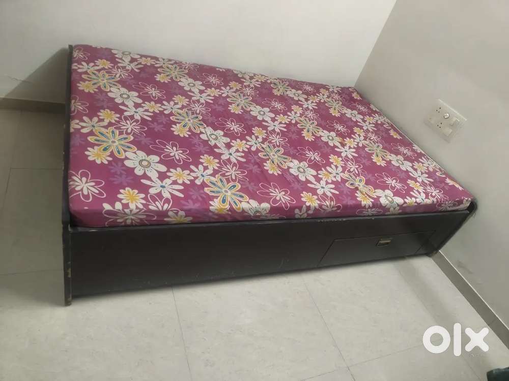 BOX SETTY WITH MATRESS