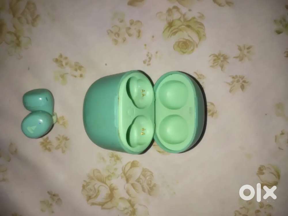 Boat earbuds boat 381 model hai Rs. 4990 price0 hai one month used