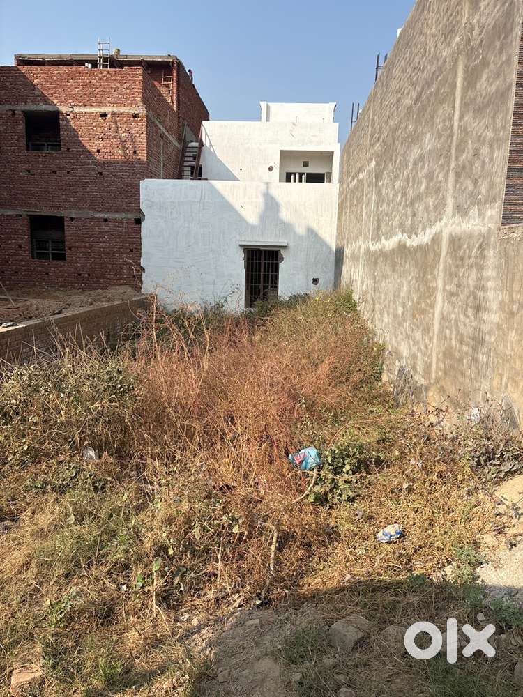 100 gajj East facing plot for sale