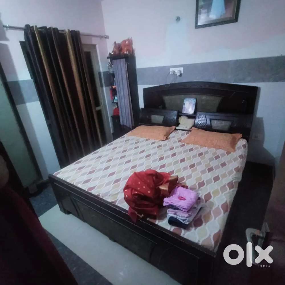 3 BHK, cornor , modified kitchen , mandir just 2 min in gated society
