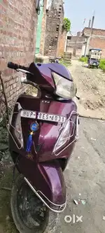 Mere pass 3 bikes hai isliye hata raha hu le jao excellent scooty