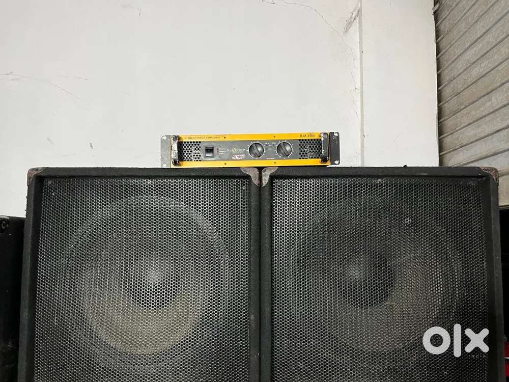 Sub 1000watts - 2 . Studiomaster 2500 amp