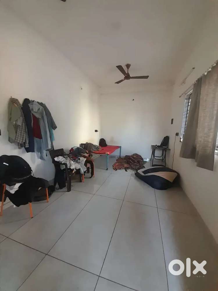 1 bhk in k k nager gathlodiya 4 to 5 boys allowed