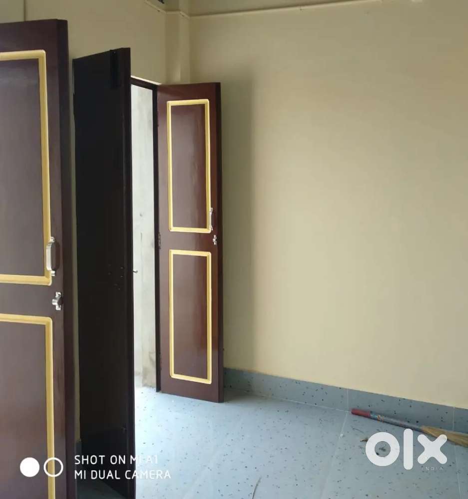 Room available for rent near Hollicross school Durjoy nagar