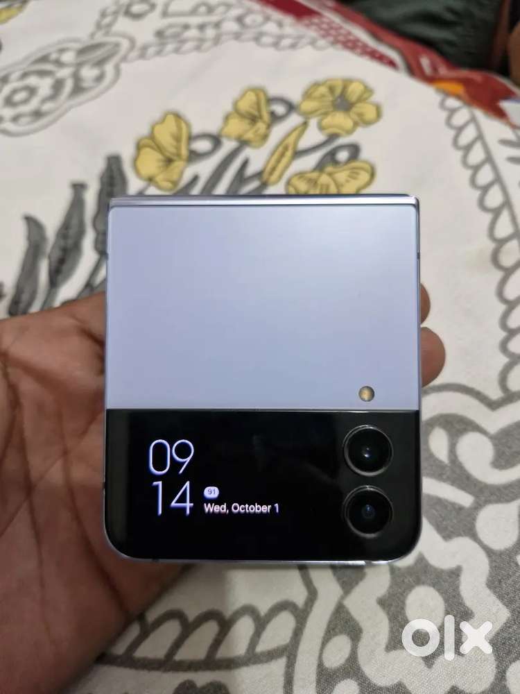Samsung Z flip 4 8/256 mint condition.