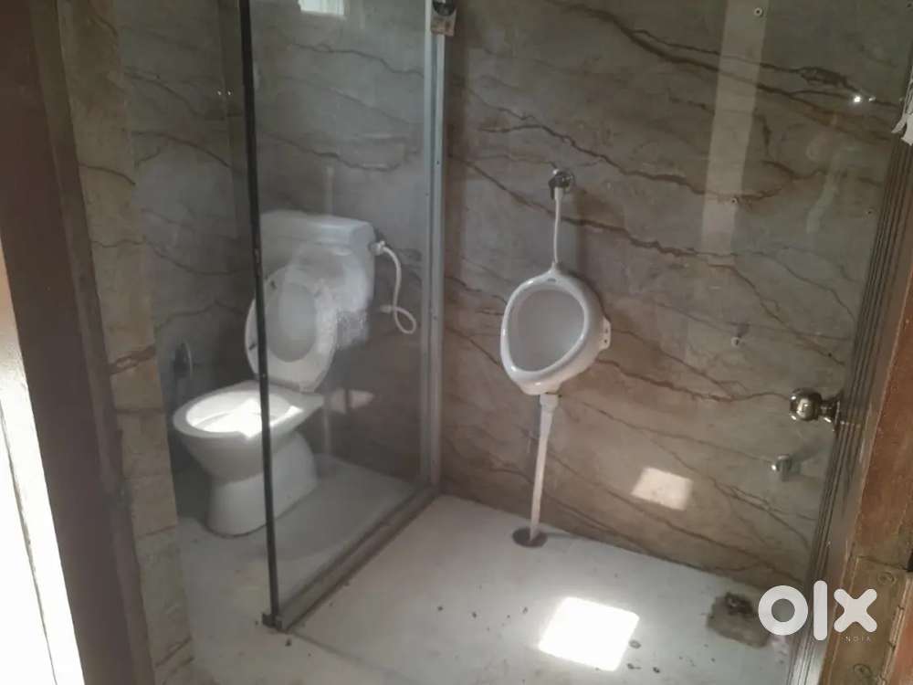 3200 Commercial profesional use main divider near haniman husariya Lko