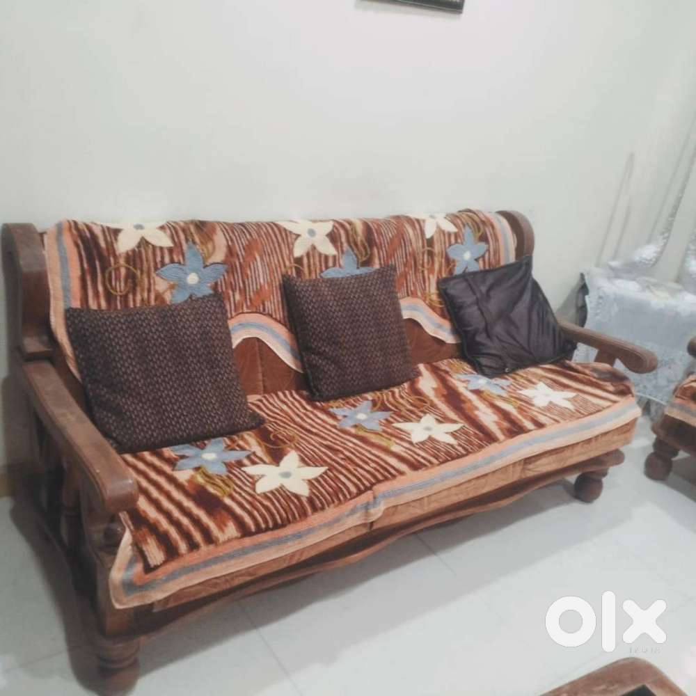 Sofa Set for Sale – 3+1+1 Seating (Good Condition)