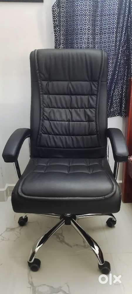 7,500 - Premium Leatherette Office Chair & Work