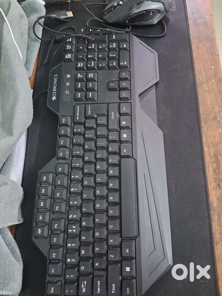 1 Collar mic ,1 condenser microphone rgb, 2 rgb Keyboards and 1 mouse