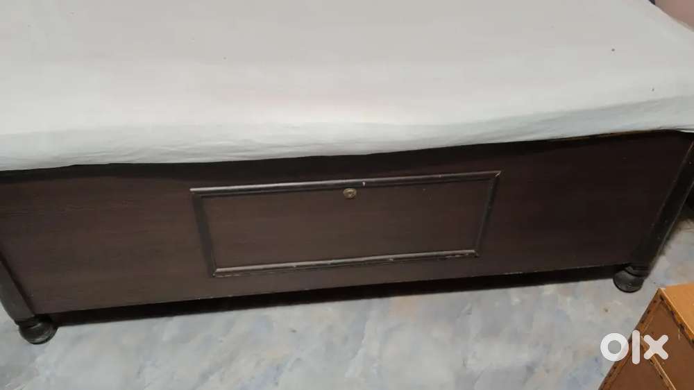 Diwan bed with storage box in good condition