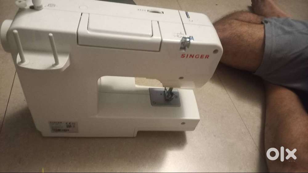 Sewing machine singer