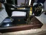 Sewing machine Singer black