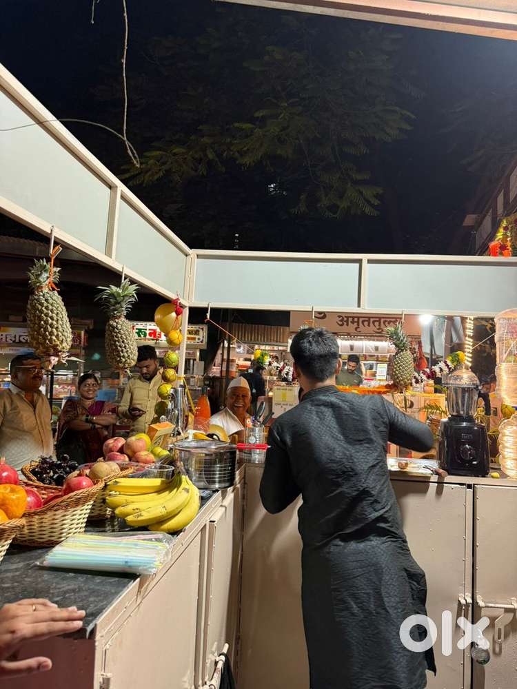 Fresh Fruit juice maker staff