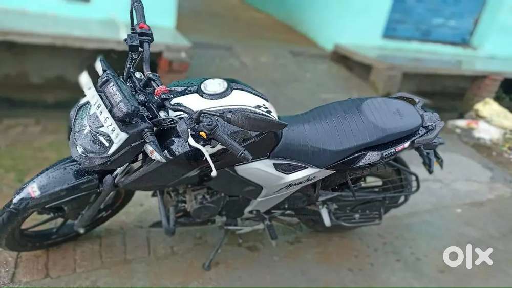 Apache rtr 1604v bs6 black