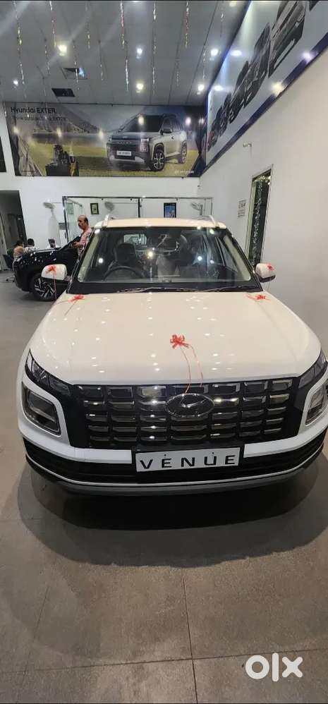 Hyundai Venue 2024 Petrol 13700 Km Driven