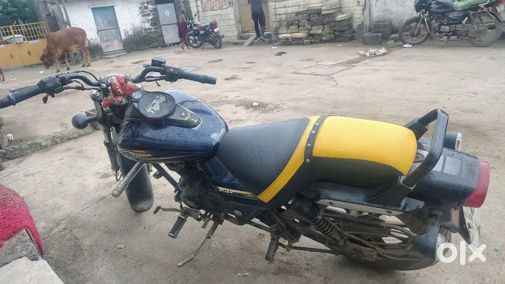 Bajaj avenger 150 street