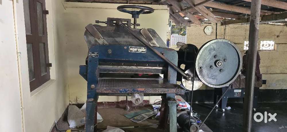 Book cutting machine
