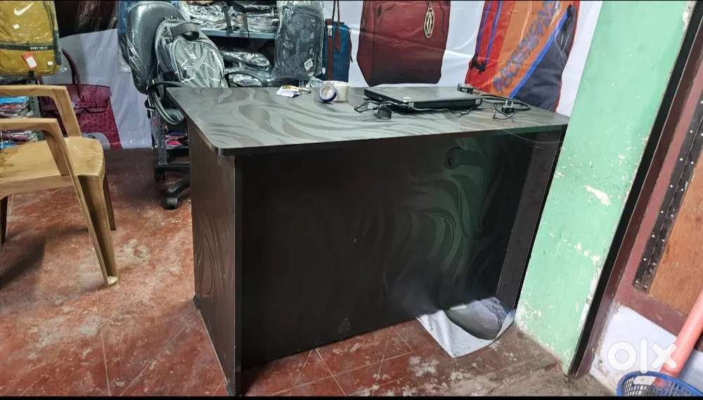 Brand new office table and chair