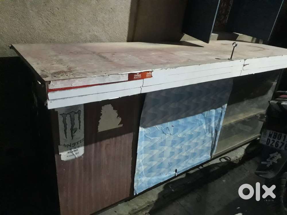 6ft by 3ft wooden desk available for urgent sale with 2wooden box