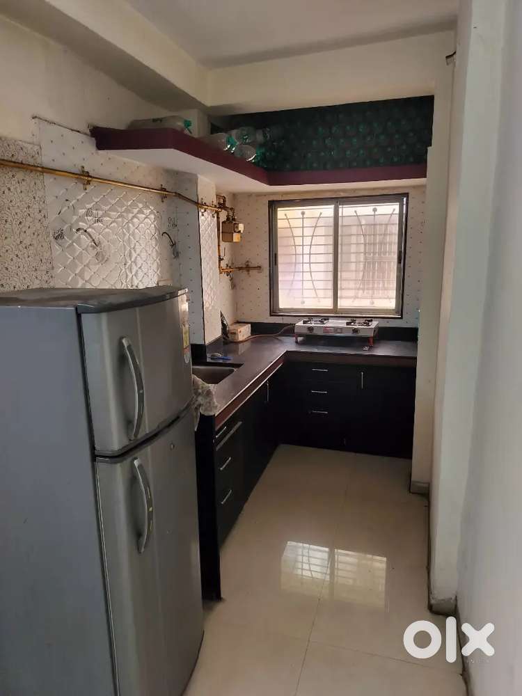 1 BHK FURNISH AT PARLE POINT. SINGLE BACHELOR OR SMALL FAMILY ALLOW