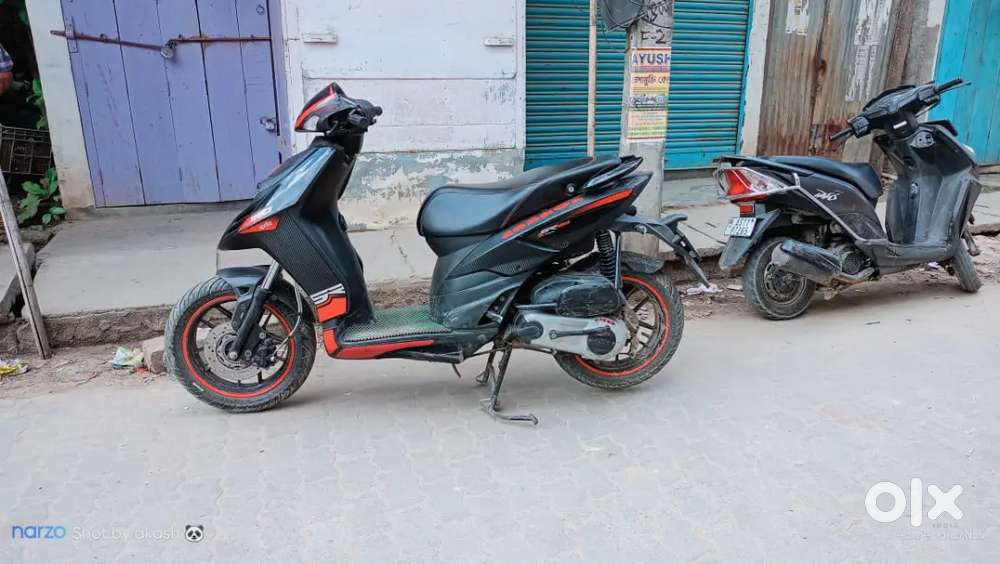 Aprilia 150sr carbon edition