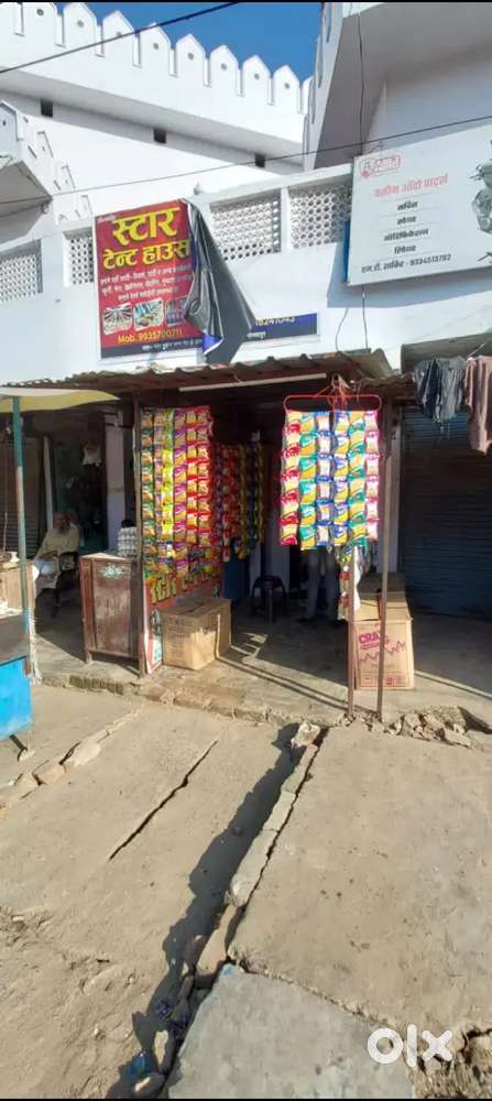 Main road pe hai dukan