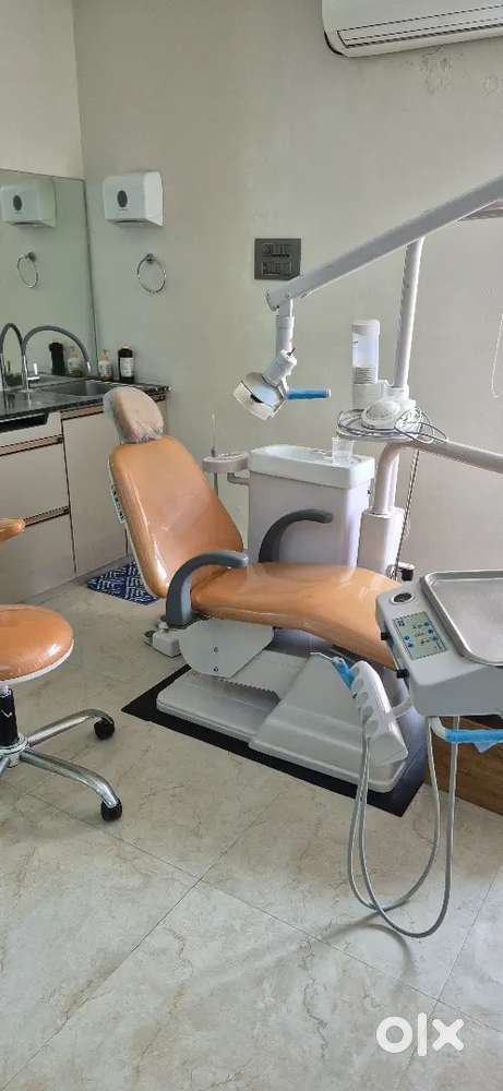 Dental chair side assistant