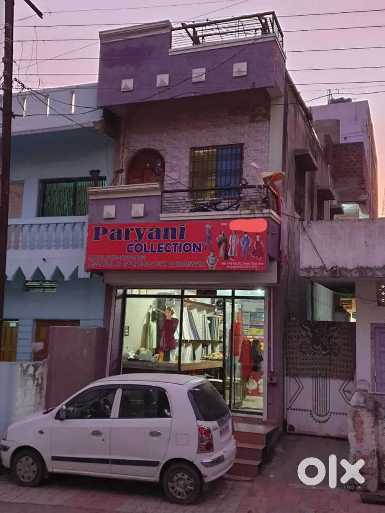 Independent house with showroom