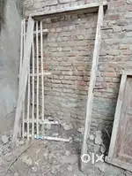 घर की अच्छी कंडीशन में चौखट और विंडो, एकदम मजबूत है