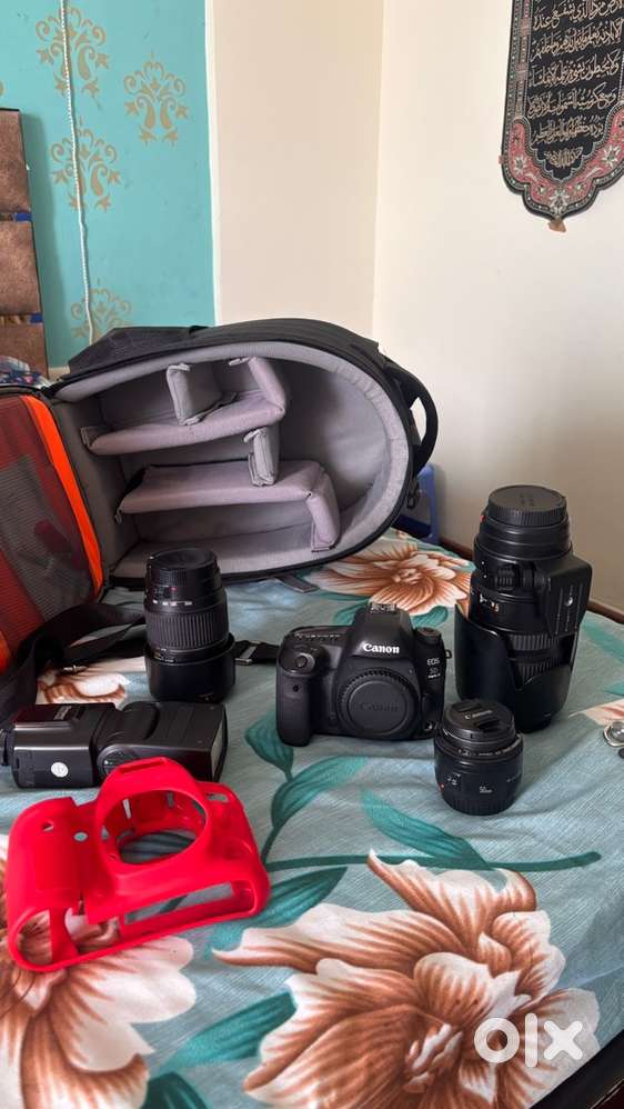 Canon EOS 5D Mark IV Full Frame DSLR with Lenses, Flash & Bag.
