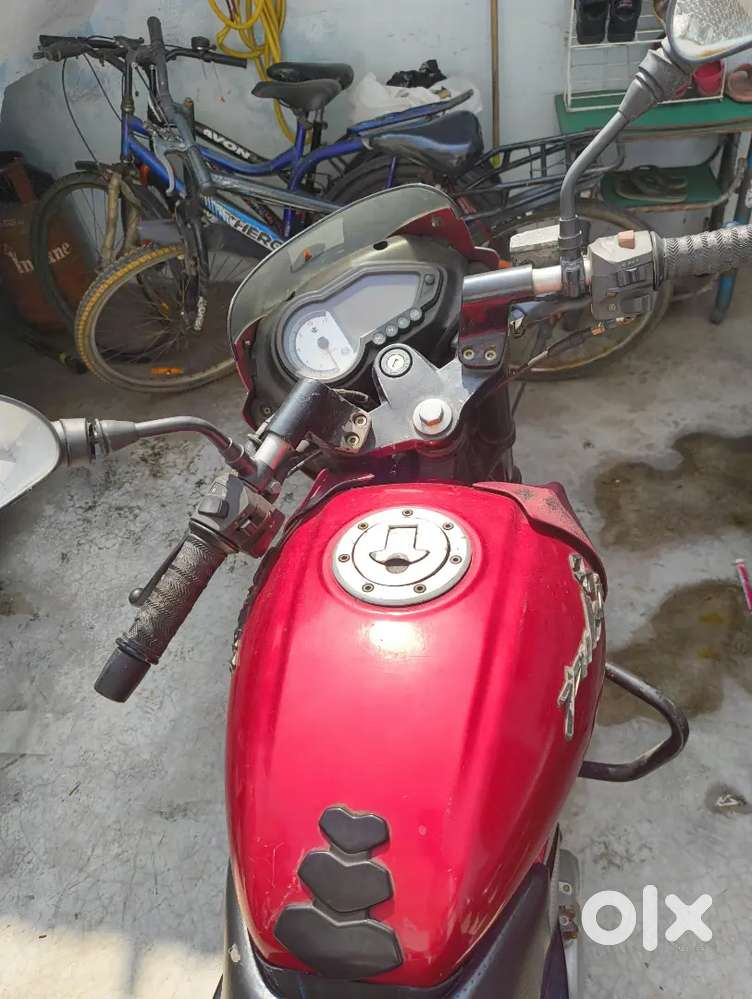 Pulser 180 cc . Red colour no damage single owner