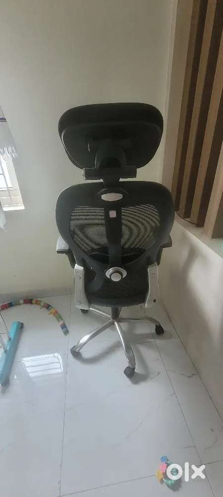 Rotating office chair
