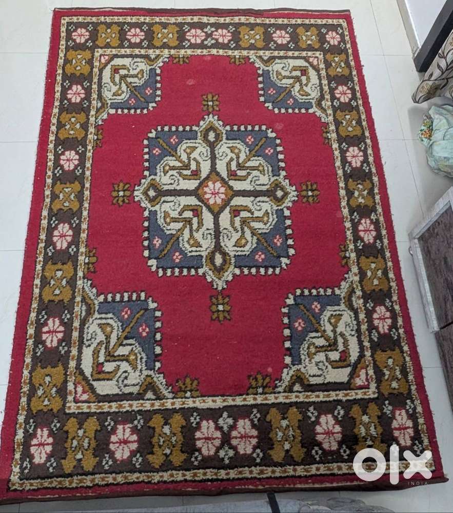 Vintage Woolen Carpet – Elegant Handcrafted Design
